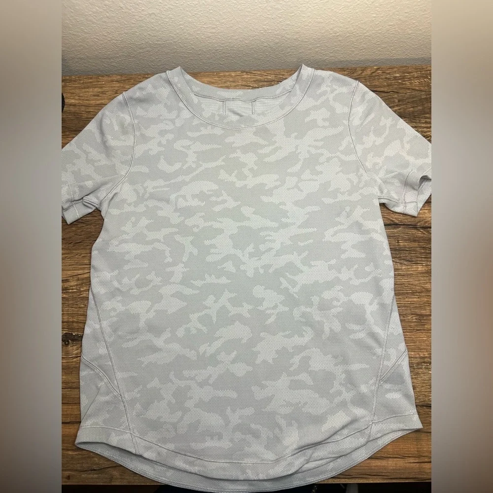 Lululemon Long Distance Short Sleeve Shirt Camo Silver White Size 6 Running Top